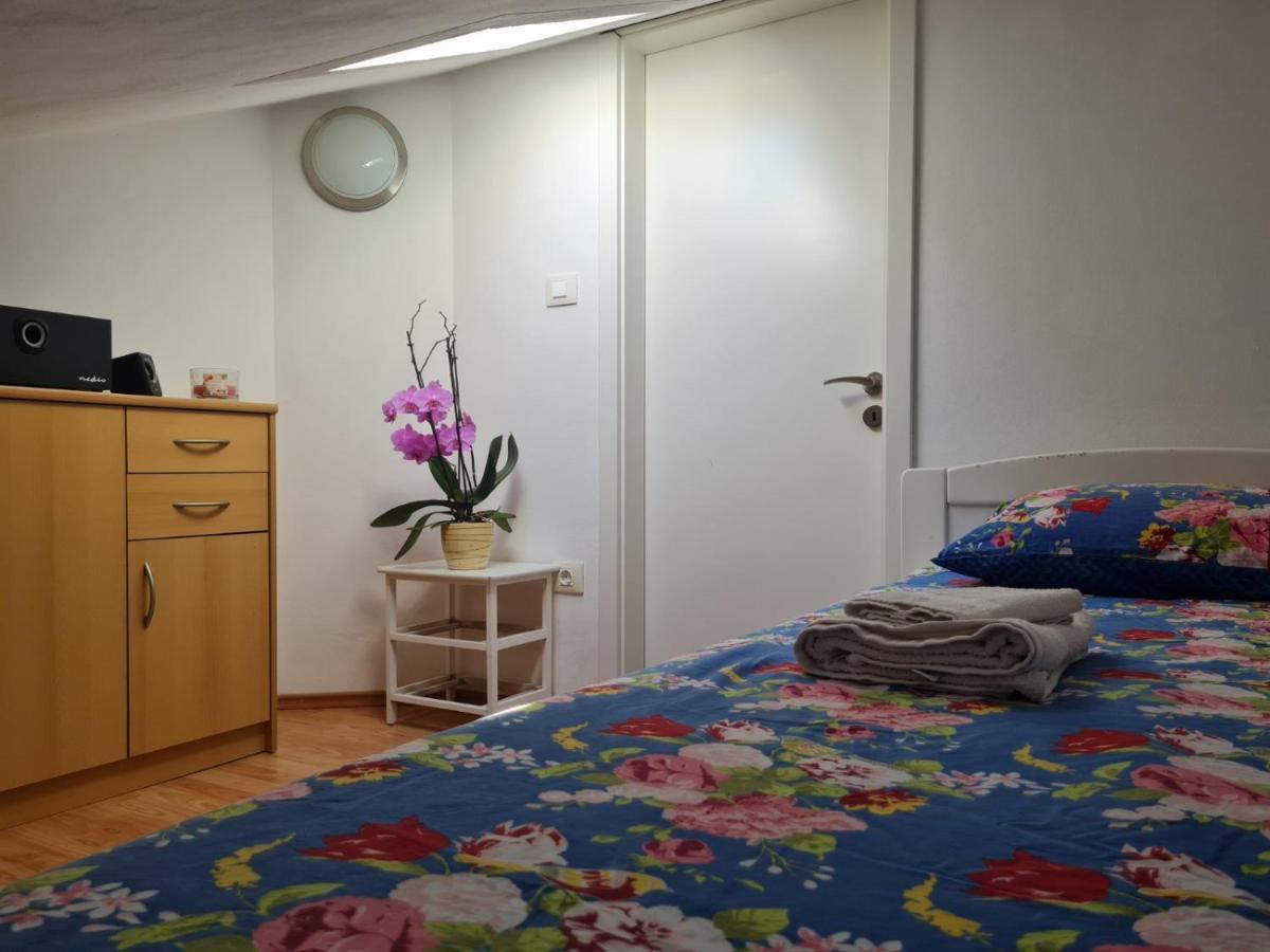Apartments Dilja Malinska Bagian luar foto