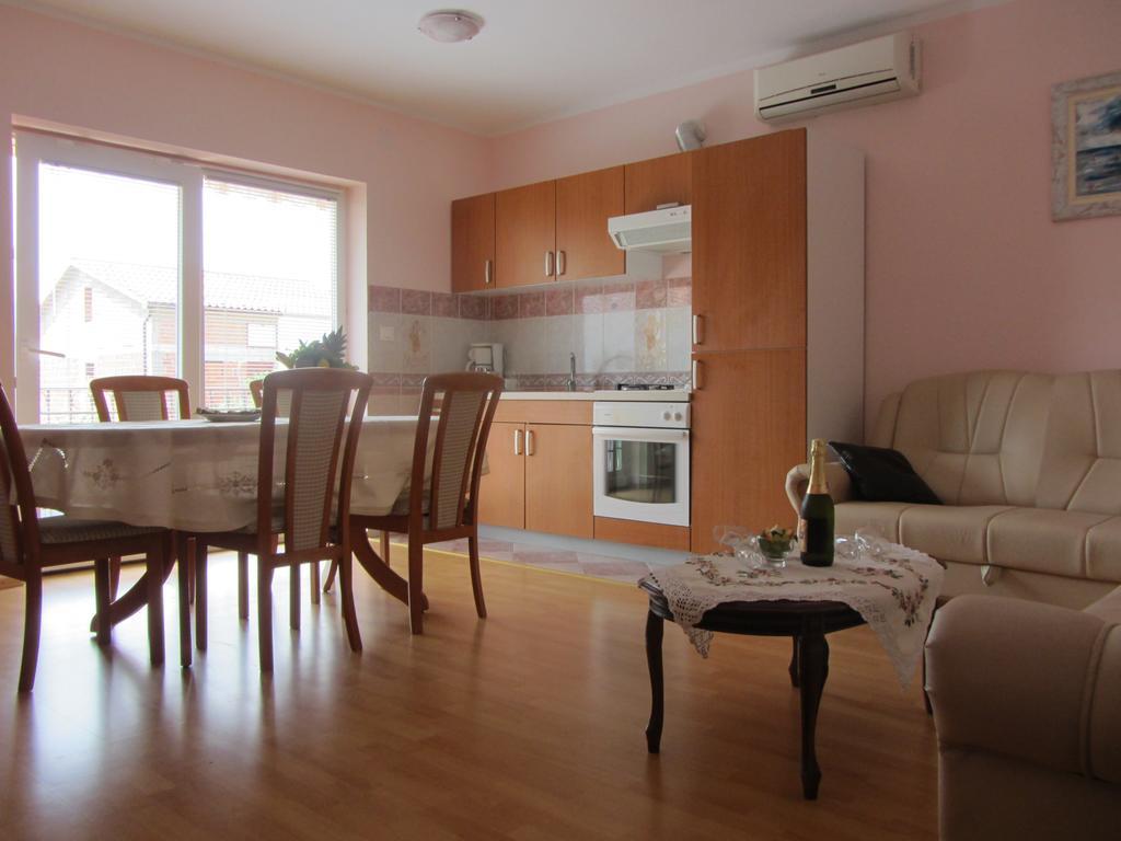 Apartments Dilja Malinska Bagian luar foto