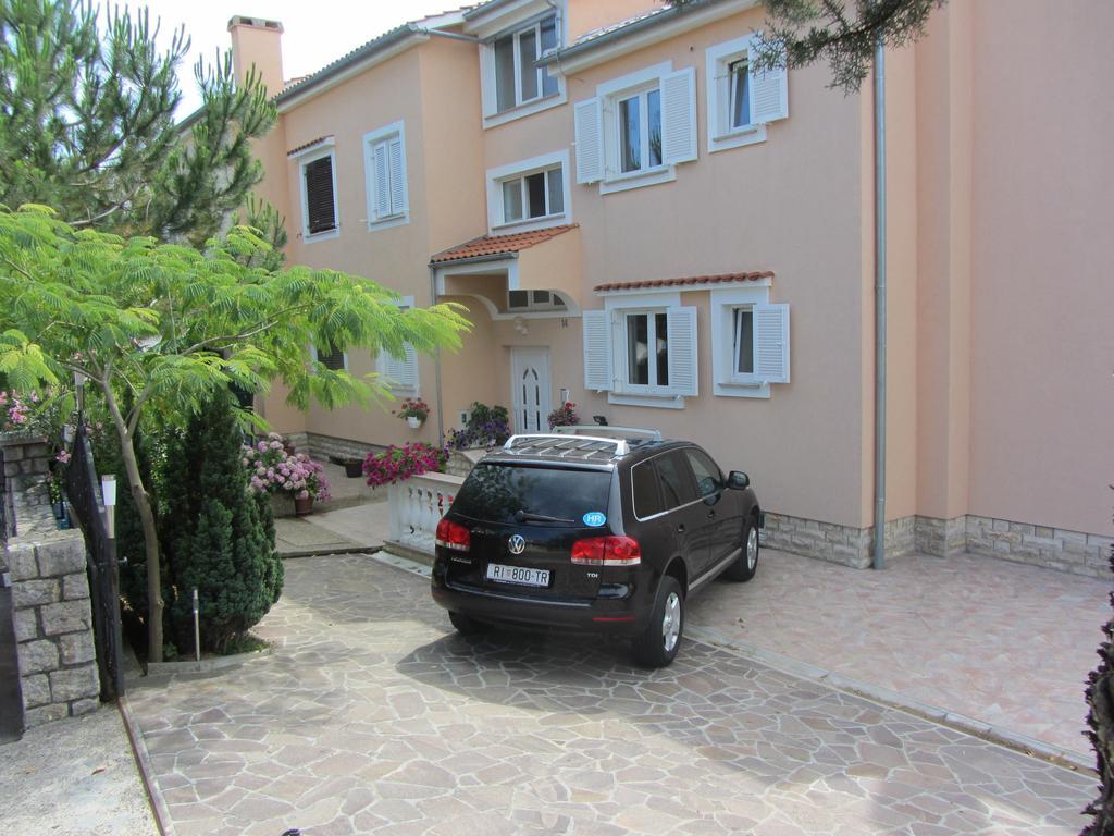 Apartments Dilja Malinska Bagian luar foto